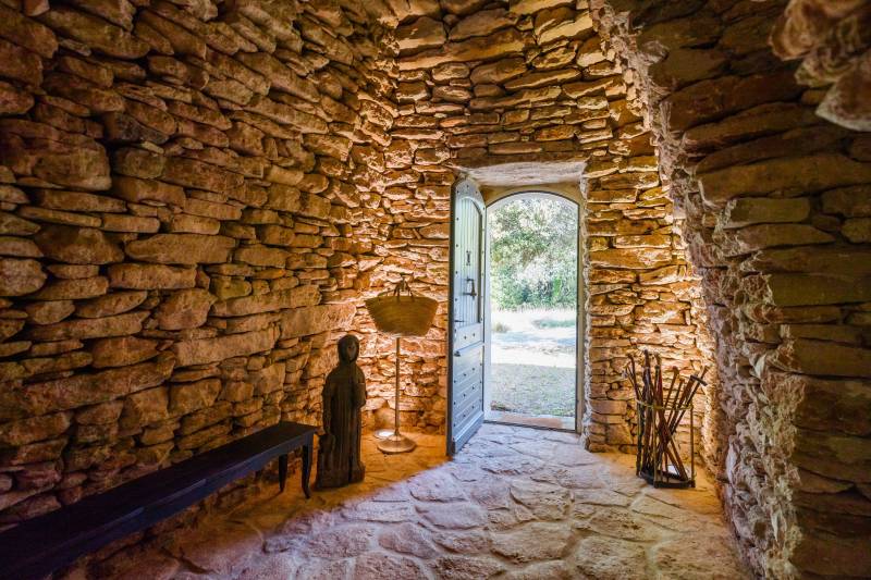 Sale in Venasque: This property is a true gem of Provençal architecture, offering an exceptional living environment on nearly 22 hectares, with a panoramic view of the Ventoux.