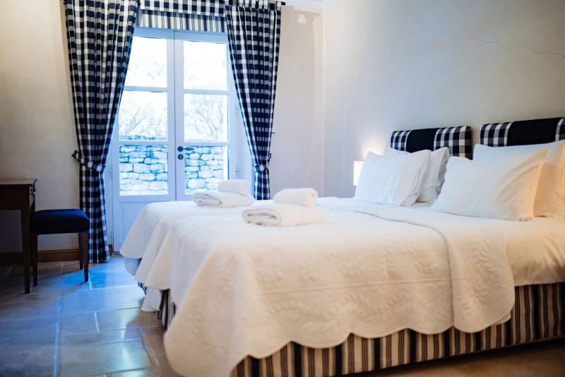 Charming stone house 10 minutes’ walk from Gordes with pool and panoramic view over the Luberon valley.