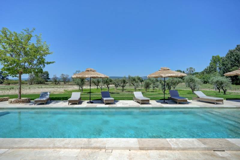 For sale: renovated country house and farmhouse with outbuildings, on over 4.3 hectares, near Roussillon and Bonnieux.