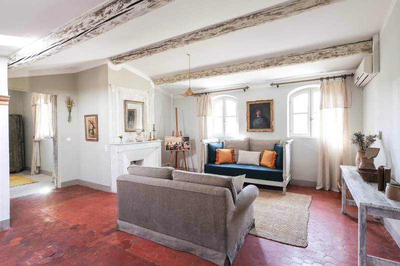 For sale: a charming, light-filled property in the heart of Apt, featuring an exceptional house with a swimming pool.