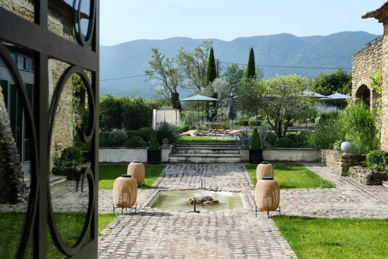 To rent in Oppède, superb seven-bedroom property with swimming pool, outdoor massage area and outdoor nomad tent.