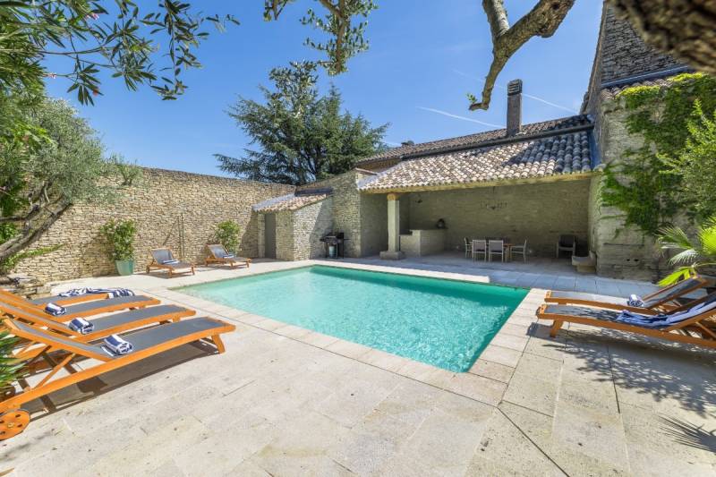 In Gordes, for sale, a stunning country house in a hamlet with a courtyard and a swimming pool.