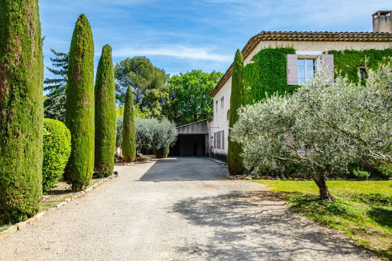 Located between Carpentras and Mont Ventoux, this charming country house is the ideal family home or the perfect vacation home.