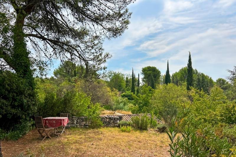 In L’Isle-sur-la-Sorgue, Saint-Antoine neighborhood, a renovated historic home on 2500 m² for sale, featuring a separate guesthouse, a shared swimming pool, and unobstructed views.