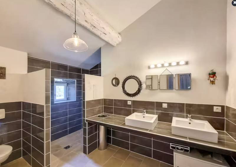 Located between Robion and Cavaillon, a renovated farmhouse in a quiet setting, featuring 8 bedrooms, including a 60 sqm, and 2 separate guesthouses, with a swimming pool and pool house.