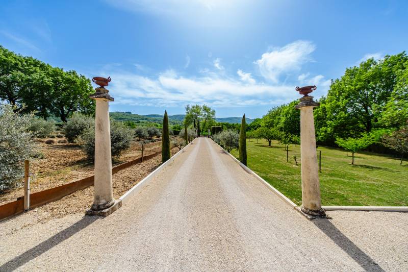 For sale in Saignon: an authentic, restored stone sheepfold with a swimming pool and stunning views of the Luberon.