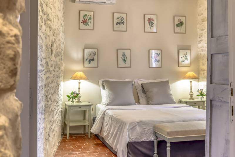 For rent near L’Isle-sur-la-Sorgue, beautifully renovated Mas with high-end amenities, 11 bedrooms, swimming pool and riverfront setting.