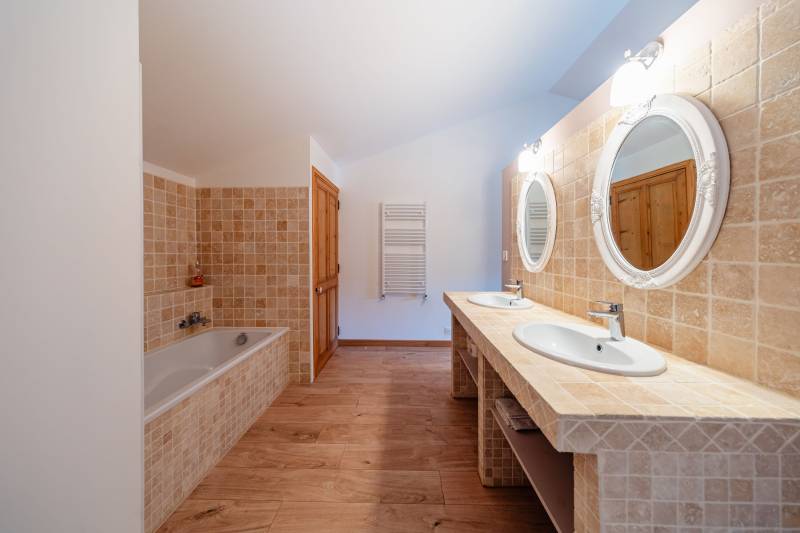 In Pernes-les-Fontaines, beautiful townhouse of over 200 square meters, fully renovated, combining Provençal charm and contemporary design.