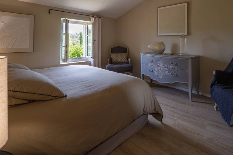 For rent near Gordes, superb renovated hamlet with eight bedrooms, swimming pool, orangery and views over the Luberon.