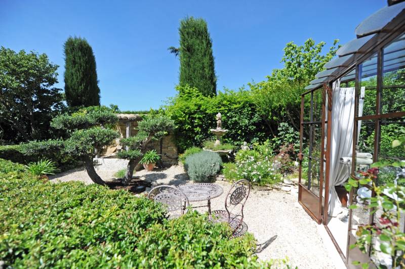 Seasonal rental in L’Isle-sur-la-Sorgue of an old stone Mas fully renovated with swimming pool, jacuzzi and sauna.