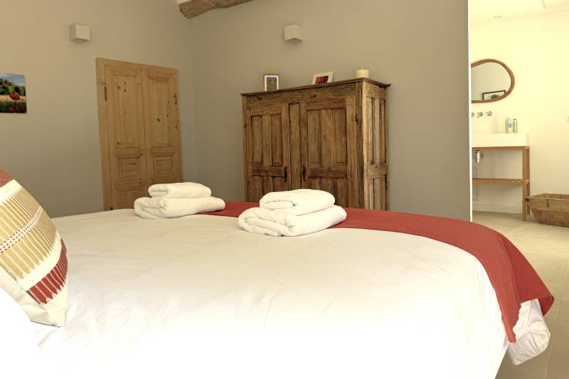 For rent, renovated 19th-century Magnanerie with high-end amenities and heated pool for your holidays in a charming hamlet close to Saint-Saturnin-lès-Apt.
