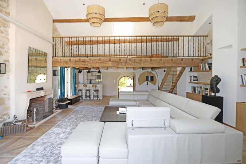 Holiday rental of an exceptional property with views of Mont Ventoux, swimming pool and fully equipped pool house.