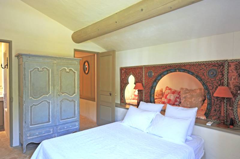 To rent for exceptional holidays, luxurious property in the heart of the St Lambert forest with pool and tennis.
