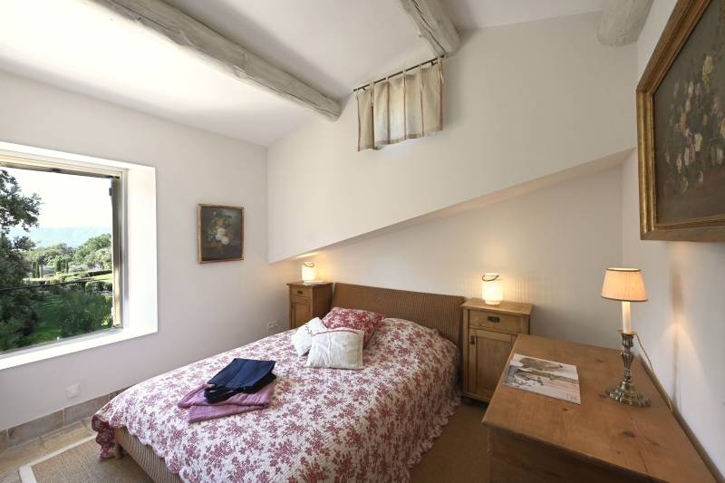 For rent in Gordes, elegant stone property with swimming pool, tennis court and multisport ground within walking distance of the village.