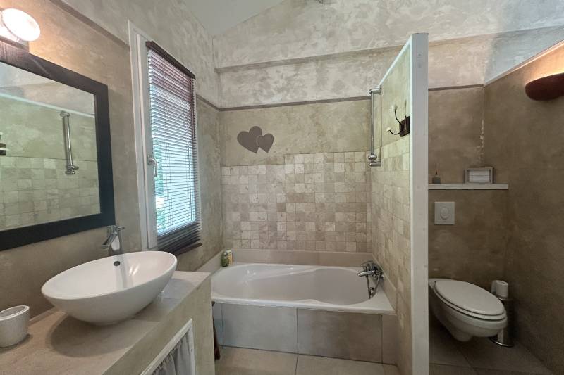 In Saint-Saturnin-lès-Apt, an elegant property with panoramic views of the Luberon, set within 5,620 m² of landscaped grounds featuring a swimming pool.