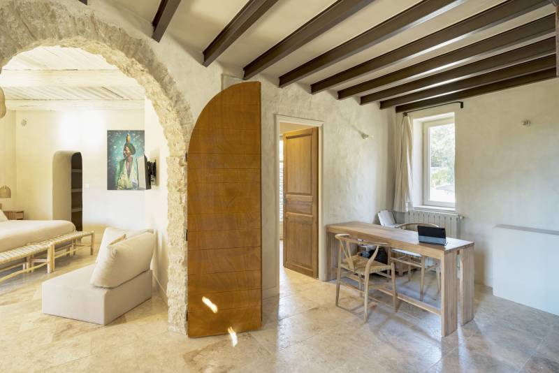 For rent, prestigious stone property for your holidays in Gordes with pool, summer kitchen, and multi-sport court