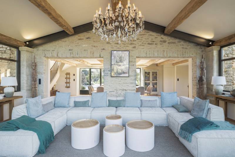 Stunning mas renovated with modernity and authentic charm, near the village of Gordes with pool and high-end amenities.