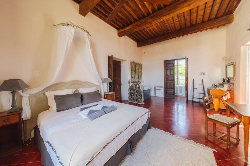 Historic Provençal castle for holiday rental in the heart of Goult for a timeless and authentic holiday.