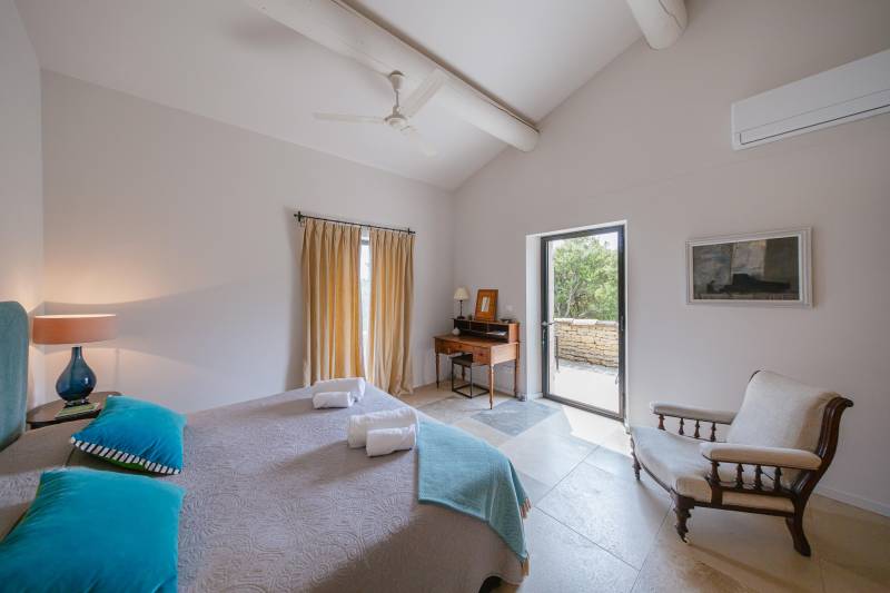 For rent in Gordes, characterful stone house in commanding position with breathtaking views over the Luberon valley, walking distance to the village.