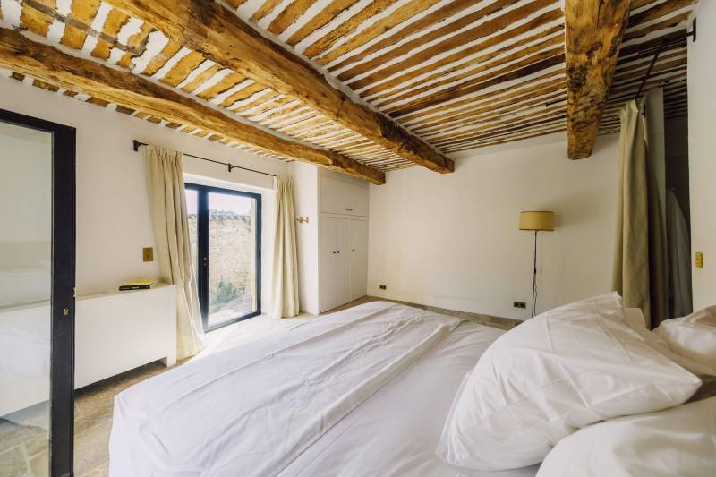 Seasonal rental between Bonnieux and Lourmarin: a luxurious Mas with pool and tennis court nestled in unspoilt nature.
