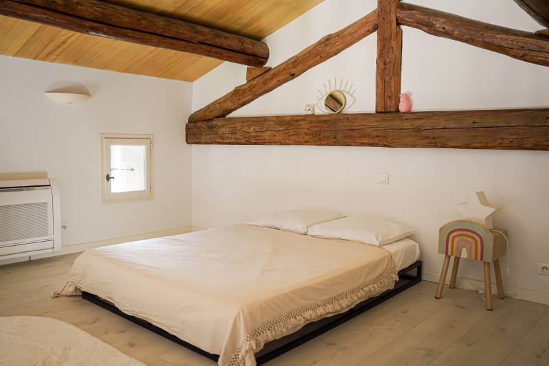 Carefully restored Provençal farmhouse in Maubec with pool, Mediterranean garden, Luberon view and walking access to the village.
