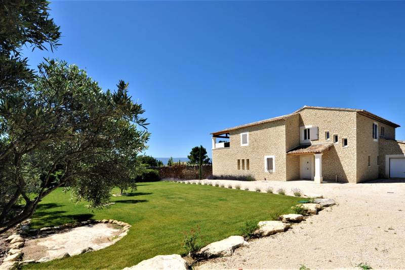 Contemporary stone villa within walking distance of Gordes, with heated pool, panoramic views and elegant outdoor living spaces.