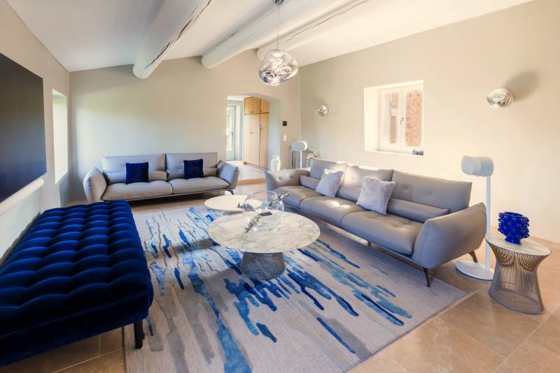 For rent in the countryside of Bonnieux, superb renovated hamlet with swimming pool, high-end amenities and panoramic views.