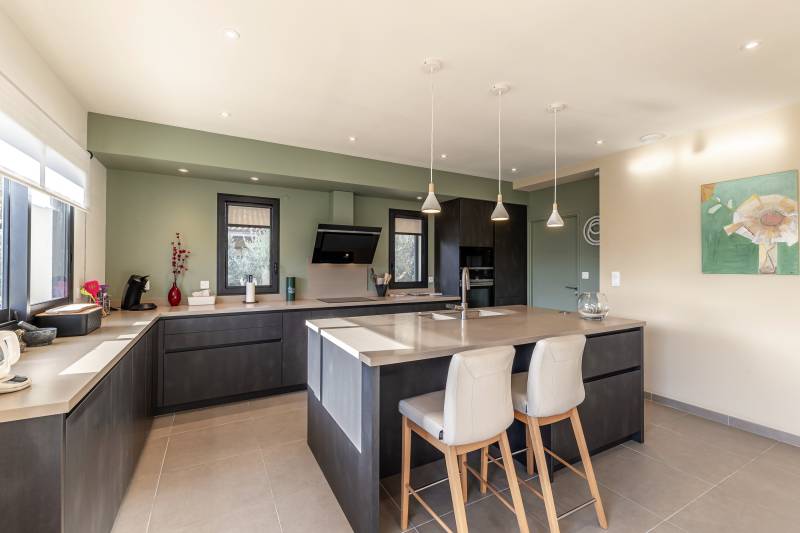 Elegant contemporary house with high-quality features in the hills above the charming village of Beaumes de Venise.
