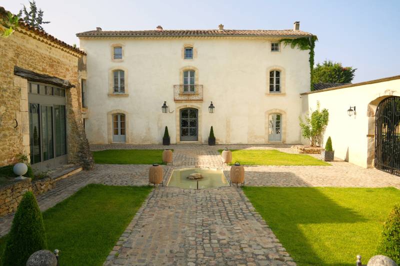 To rent in Oppède, superb seven-bedroom property with swimming pool, outdoor massage area and outdoor nomad tent.