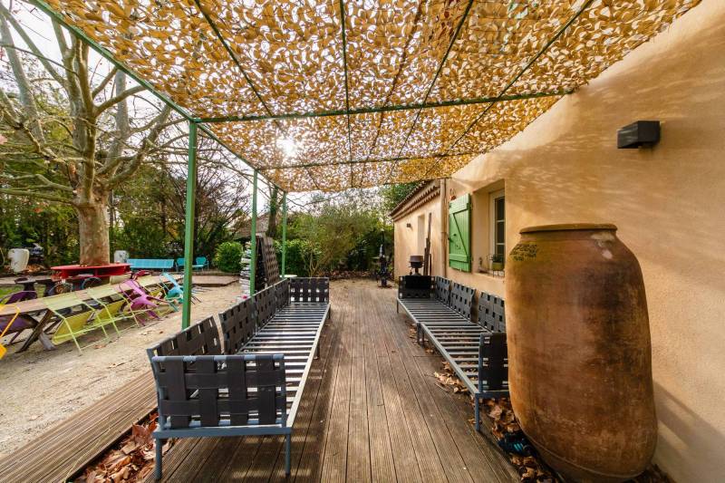 For sale in Isle-sur-la-Sorgue, charming renovated villa with fireplace and swimming pool in a quiet location on the outskirts of town.