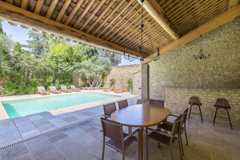 In Gordes, for sale, a stunning country house in a hamlet with a courtyard and a swimming pool.