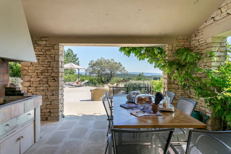 For rent just minutes from Gordes, in the heart of a Mediterranean pine forest, contemporary home with views and swimming pool.