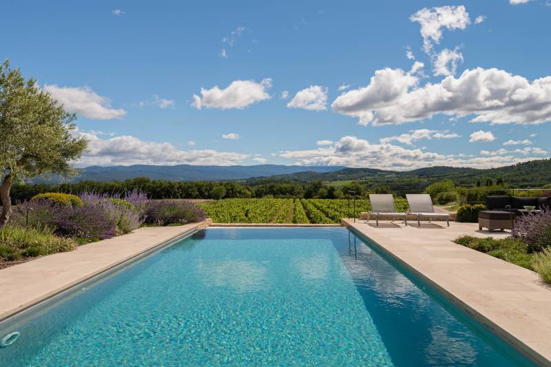 Holiday rental in Gordes, beautiful stone house with infinity pool and views over the Luberon valley and the mill.