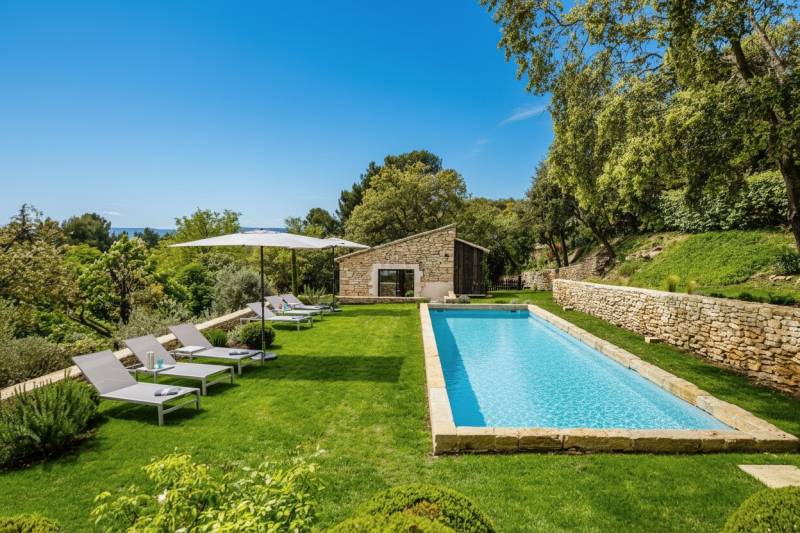 For rent just a few minutes’ walk from the center of Gordes, five-bedroom stone house with bastidon, swimming pool and views.