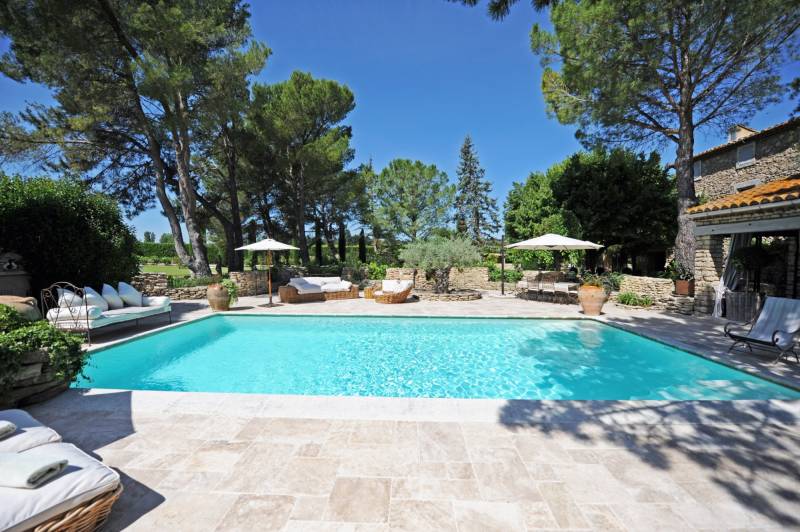 Seasonal rental in L’Isle-sur-la-Sorgue of an old stone Mas fully renovated with swimming pool, jacuzzi and sauna.