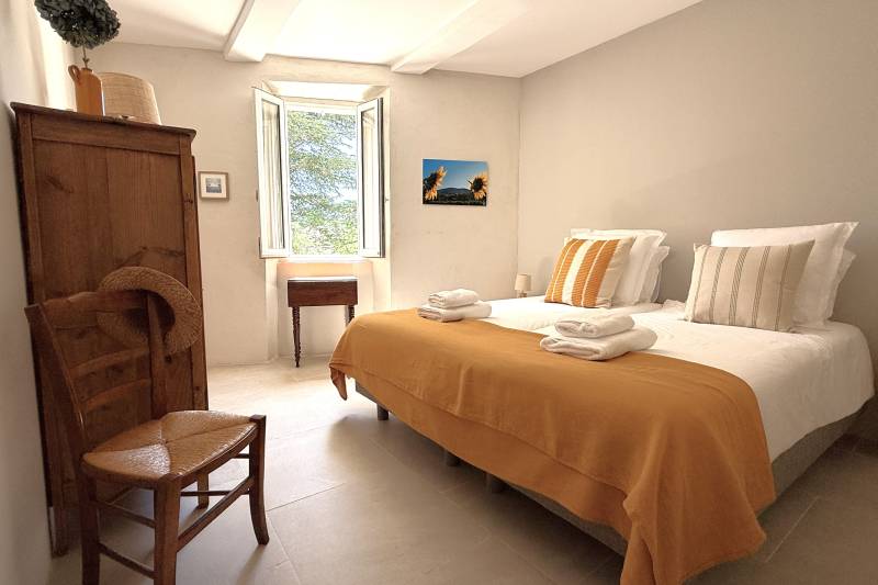 For rent, renovated 19th-century Magnanerie with high-end amenities and heated pool for your holidays in a charming hamlet close to Saint-Saturnin-lès-Apt.