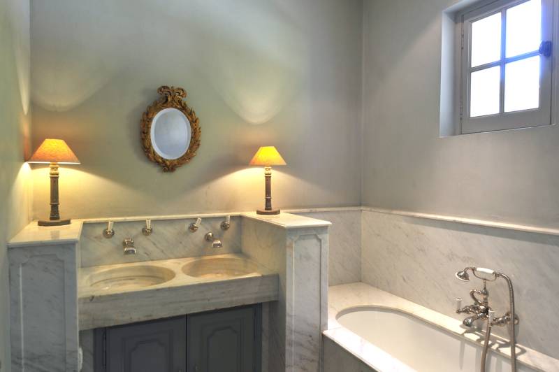 To rent for exceptional holidays, luxurious property in the heart of the St Lambert forest with pool and tennis.