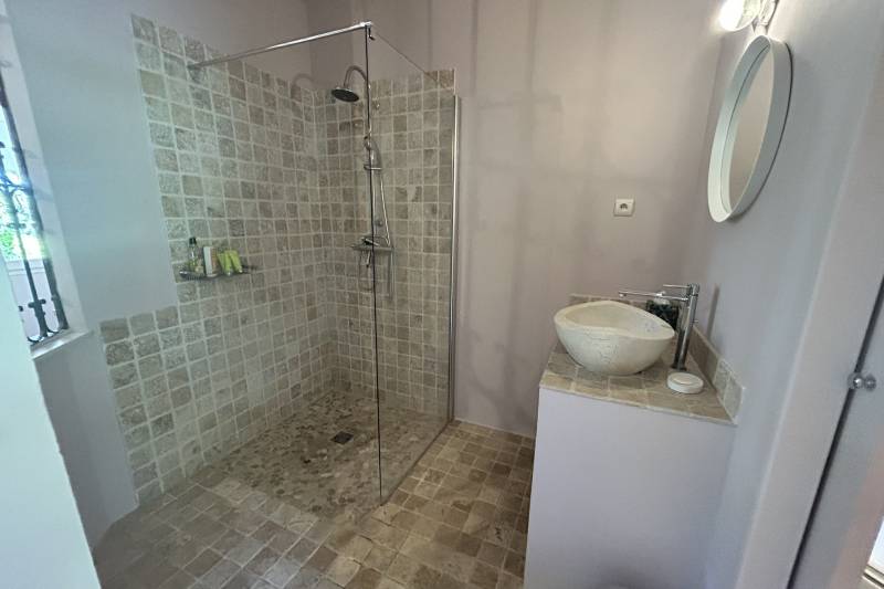 In Saint-Saturnin-lès-Apt, an elegant property with panoramic views of the Luberon, set within 5,620 m² of landscaped grounds featuring a swimming pool.