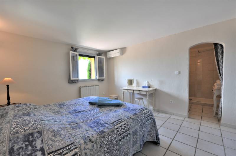 For rent near Roussillon, large Provençal house with stunning views of the Luberon and the Mont Ventoux
