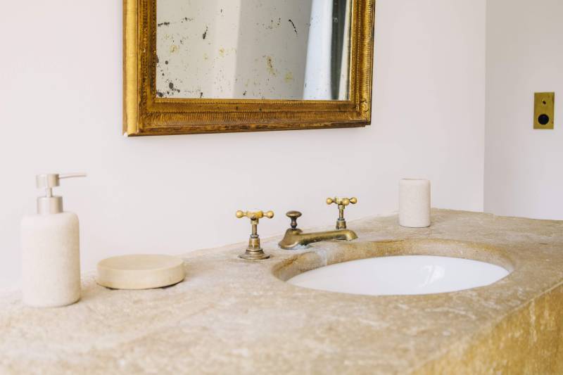 Seasonal rental between Bonnieux and Lourmarin: a luxurious Mas with pool and tennis court nestled in unspoilt nature.