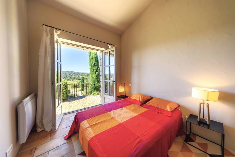 Seasonal rental of a Provençal family stone house with swimming pool, facing the Luberon and with views of the village of Gordes.