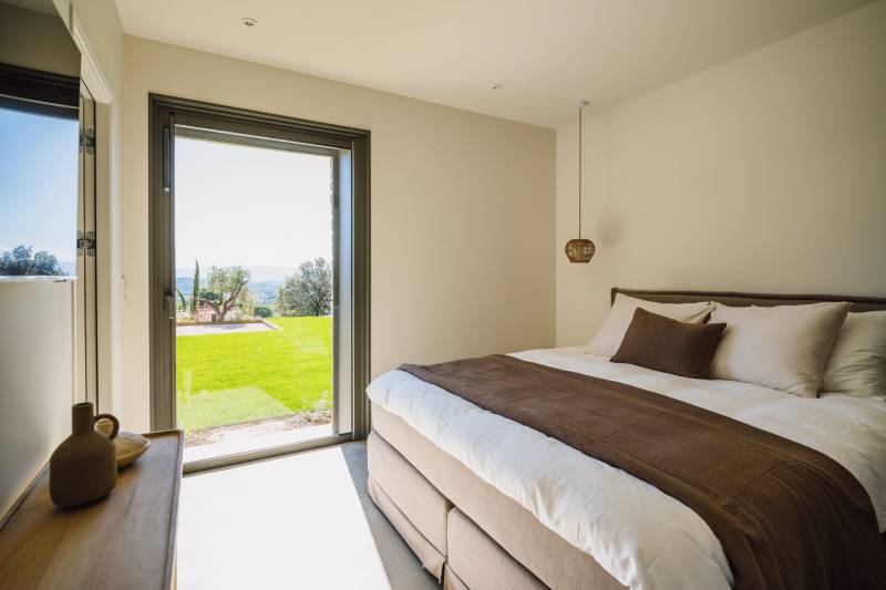 Large property on the heights of Saint-Saturnin-lès-Apt with a heated pool and a terrace offering panoramic views over the Luberon.