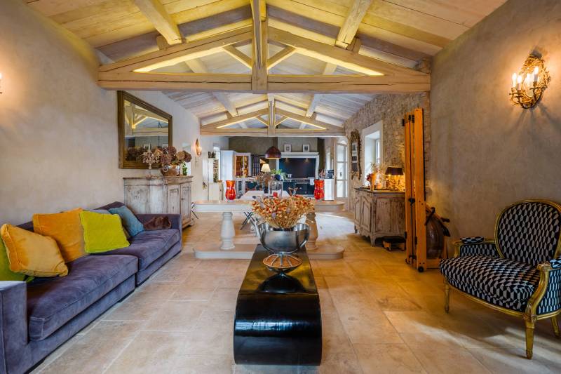 Sale in Venasque: This property is a true gem of Provençal architecture, offering an exceptional living environment on nearly 22 hectares, with a panoramic view of the Ventoux.