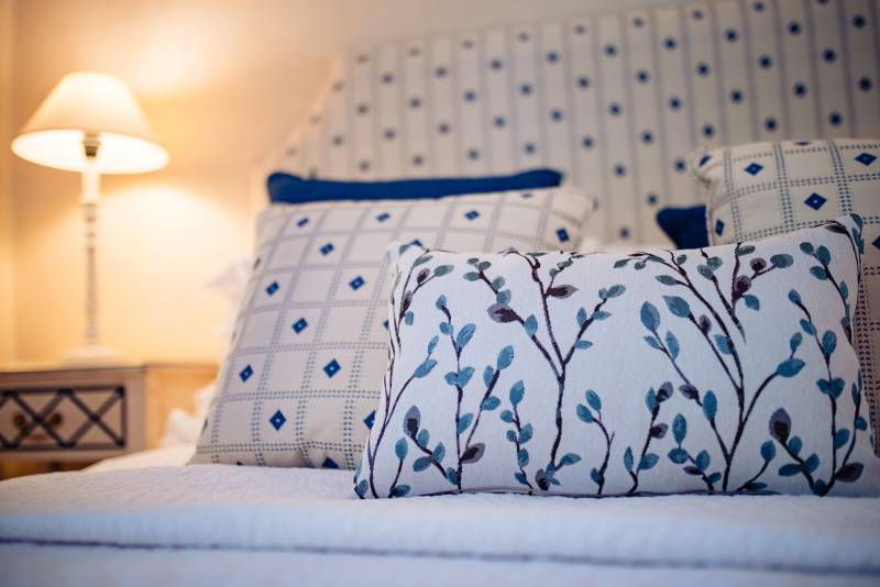 Charming stone house 10 minutes’ walk from Gordes with pool and panoramic view over the Luberon valley.