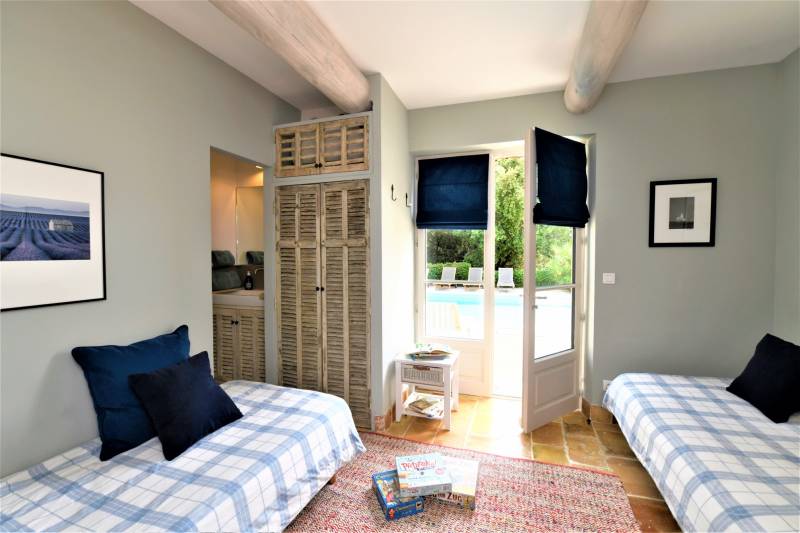 For rent in Gordes, elegant stone property with swimming pool, tennis court and multisport ground within walking distance of the village.