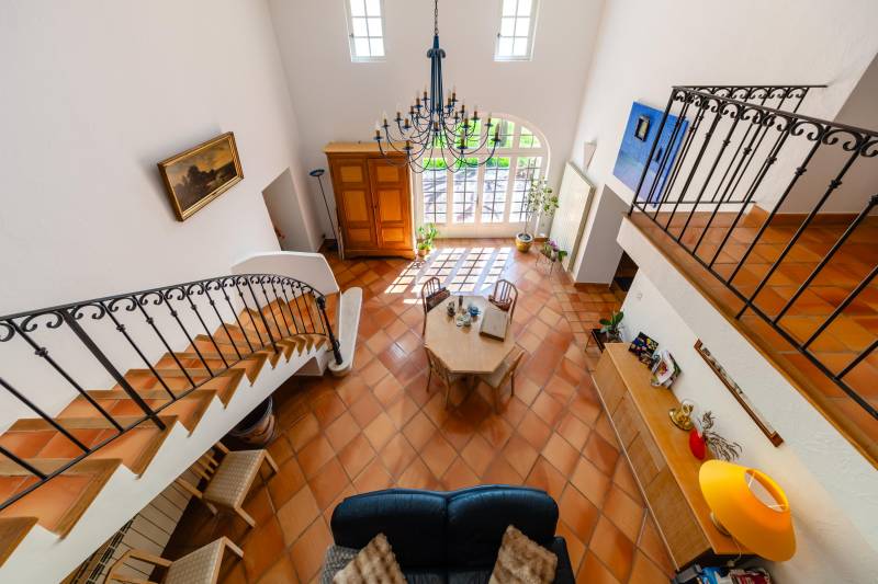 This historic 1850 farmhouse, located by the Canal de Provence, features 386 m² of living space across three levels, a converted barn, and a veranda. Surrounded by a lush garden and an infinity pool, it offers great potential for family living or guest ac
