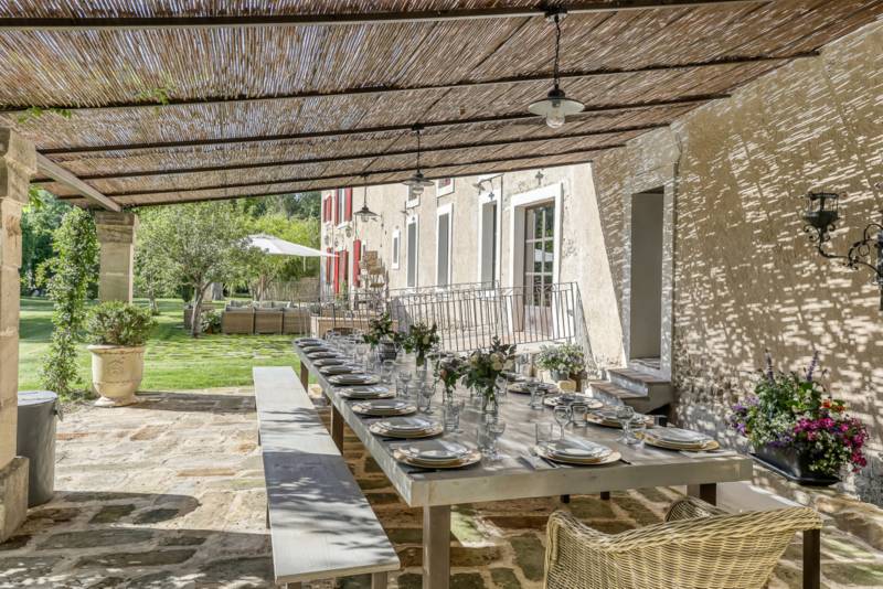 For rent near L’Isle-sur-la-Sorgue, beautifully renovated Mas with high-end amenities, 11 bedrooms, swimming pool and riverfront setting.