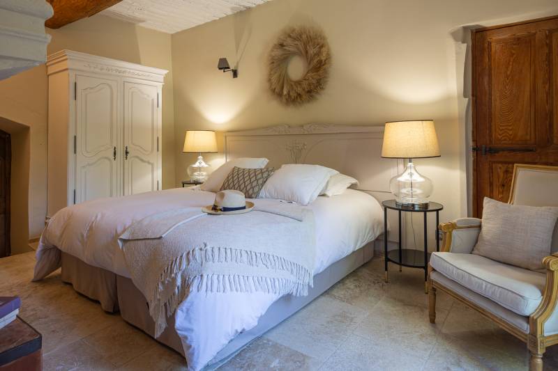 For rent near Gordes, superb renovated hamlet with eight bedrooms, swimming pool, orangery and views over the Luberon.