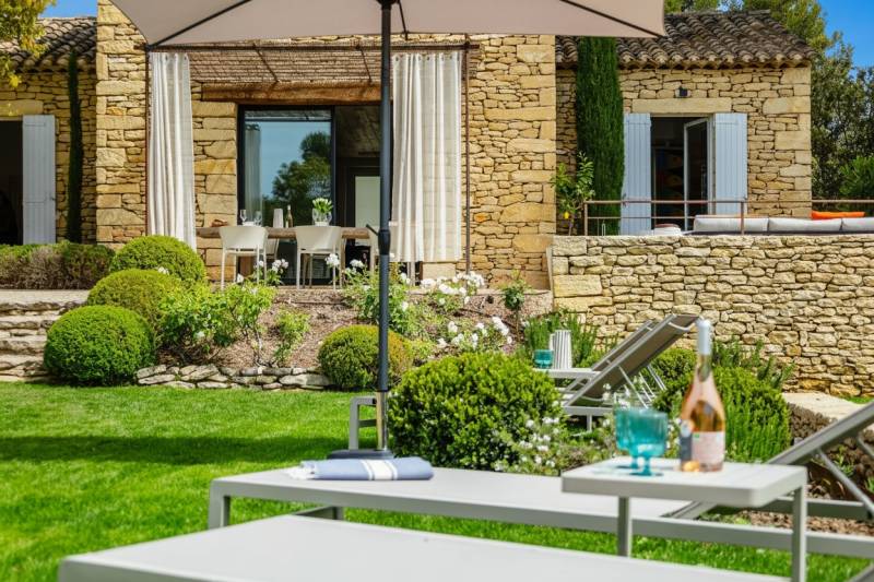 For rent just a few minutes’ walk from the center of Gordes, five-bedroom stone house with bastidon, swimming pool and views.
