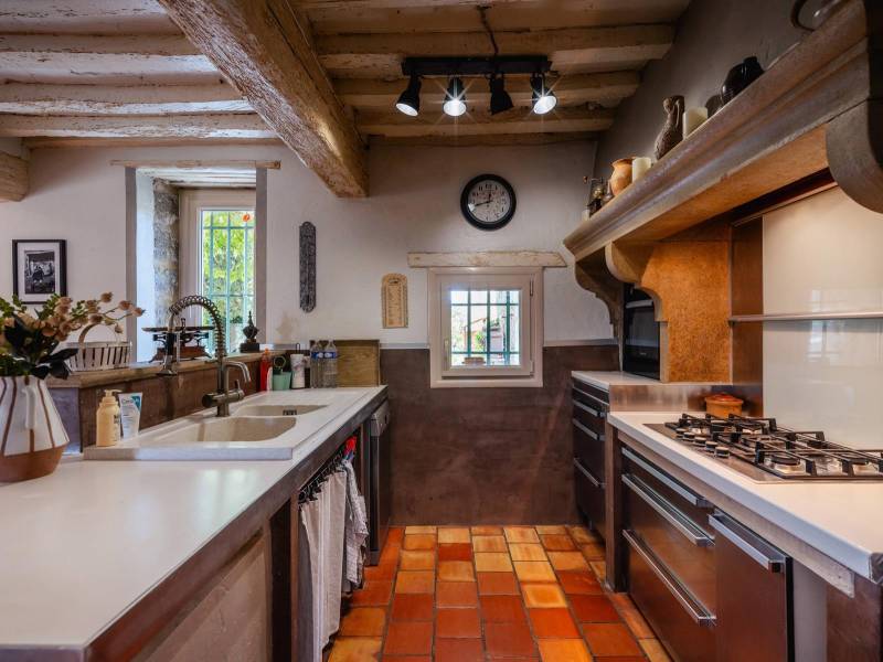 Modern and Functional Kitchen: Contemporary fittings and high-end equipment seamlessly integrated into the farmhouse's historic setting.